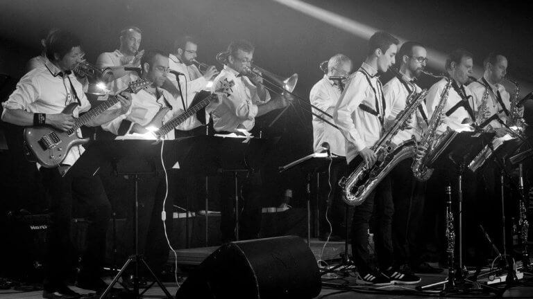 Photo en noir et blanc de l'orchestre